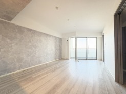 家族や友人、両親、親戚とこれから沢山の時間を紡ぐのだろう。そこを彩るのは窓から見える青い空、心地よい緑。そんなイメージが膨らむリビングスペース。