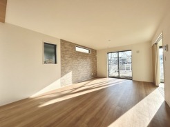 夕食の時間。家族、友人、両親、親戚との会話がより料理を美味しくしてくれる。あっという間に時間が過ぎてしまう居心地の良さは、普段はほっとする空間としてここにあります。