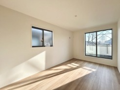 大きな開口部から明るい光が差し込むリビング。日中の室内の明るさがこの部屋の魅力です。