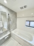 その日の疲れをゆっくりと落としてくれる場所、お子様との大事なひと時を楽しくしてくれる場所。曲線美も感じられるくつろぎのバスタブは、半身浴も楽しめる居心地の良さ。