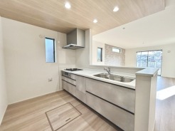 家族が一番集まる場所だから広々としつつも素敵な空間であって欲しい。皆がくつろぐリビングからキッチンまでが一つに繋がる空間。