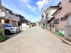 戸建てが立ち並ぶ静かな住宅街。四季折々の移り変わりを感じながら自然と楽しみ、暮らす、そんな毎日を日々の中で感じられる住環境