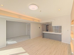 【LDK/約19.3帖】
隣の洋室との仕切りを開放しておけば、合わせて約25.3帖の広々空間に!