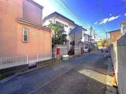 戸建てが立ち並ぶ静かな住宅街。四季折々の移り変わりを感じながら自然と楽しみ、暮らす、そんな毎日を日々の中で感じられる住環境