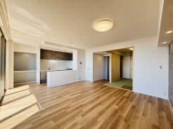 夕食の時間。家族、友人、両親、親戚との会話がより料理を美味しくしてくれる。あっという間に時間が過ぎてしまう居心地の良さは、普段はほっとする空間としてここにあります。