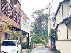 前面道路は通り抜けができないため、交通量が少なく静かな住環境です。