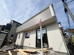 南側のお部屋から出入りできる、奥行きのあるワイドバルコニー。心地よい陽射しと暖かな風を楽しむことが出来ます。