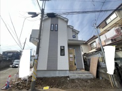 南側のお部屋から出入りできる、奥行きのあるワイドバルコニー。心地よい陽射しと暖かな風を楽しむことが出来ます。