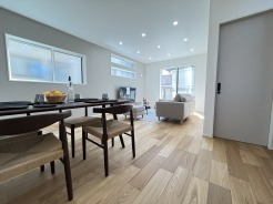 夕食の時間。家族、友人、両親、親戚との会話がより料理を美味しくしてくれる。あっという間に時間が過ぎてしまう居心地の良さは、普段はほっとする空間としてここにあります。