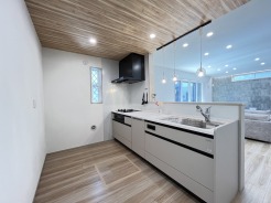 リビングにいる家族の顔が見渡せるカウンターキッチン。お料理もより一層おいしく、楽しく。食器棚を背面に設置しても十分な広さを確保しています。