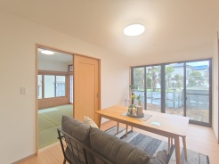 家族や友人、両親、親戚とこれから沢山の時間を紡ぐのだろう。
そこを彩るのは窓から見える青い空、心地よい緑。そんなイメージが膨らむリビングスペース。