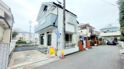 戸建てが立ち並ぶ静かな住宅街。四季折々の移り変わりを感じながら自然と楽しみ、暮らす、そんな毎日を日々の中で感じられる住環境