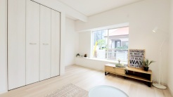 家族や友人、両親、親戚とこれから沢山の時間を紡ぐのだろう。そこを彩るのは窓から見える青い空、心地よい緑。そんなイメージが膨らむリビングスペース。