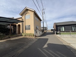 戸建てが立ち並ぶ静かな住宅街。四季折々の移り変わりを感じながら自然と楽しみ、暮らす、そんな毎日を日々の中で感じられる住環境