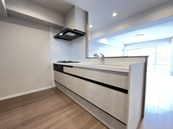 リビングにいる家族の顔が見渡せるカウンターキッチン。お料理もより一層おいしく、楽しく。食器棚を背面に設置しても十分な広さを確保しています。