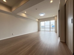 家族や友人、両親、親戚とこれから沢山の時間を紡ぐのだろう。そこを彩るのは窓から見える青い空、心地よい緑。そんなイメージが膨らむリビングスペース。