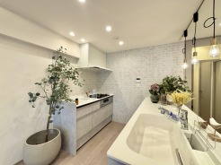 家族の集うLDKには色々な方向から光が差し込む設計に。家族のコミュニケーションが弾むスポットだから明るい雰囲気であってほしい。