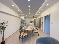 家族団欒のリビング。陽光差し込む食卓には家族の会話とスマイルが溢れます。いつまでもここで食卓を囲みたくなる、そう感じさせてくれるスペース。