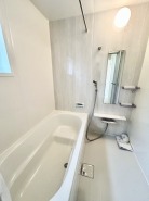 一緒にお風呂に入っている子供達の声がリビングまで聞こえてきそうな広々とした1坪バス