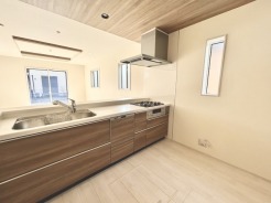 家族が一番集まる場所だから広々としつつも素敵な空間であって欲しい。皆がくつろぐリビングからキッチンまでが一つに繋がる空間。