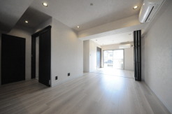 どんな家具にでも相性が良い清潔感ある白色調のクロスを採用。主張しすぎない配色、耐久性にも優れた床材は日々のメンテナンスも楽に、快適に過ごして頂けるよう考えられています。