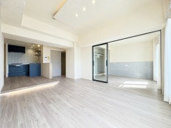 家族が一番集まる場所だから広々としつつも素敵な空間であって欲しい。皆がくつろぐリビングからキッチンまでが一つに繋がる空間。