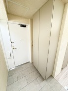 気持ちよくご家族やゲストを送迎できるスタイリッシュでスッキリとした玄関です。