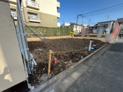 東南角地の日当たりの良い立地 隣接の道路は遊歩道に面しています。