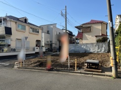 前面道路は4m×4.2mの角地で。一方通行の為交通量が少なく、駐車がしやすいです。駐車スペース2台分ございます。