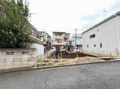 戸建てが立ち並ぶ静かな住宅街。四季折々の移り変わりを感じながら自然と楽しみ、暮らす、そんな毎日を日々の中で感じられる住環境