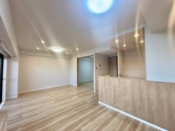 家族団欒のリビング。陽光差し込む食卓には家族の会話とスマイルが溢れます。いつまでもここで食卓を囲みたくなる、そう感じさせてくれるスペース。
