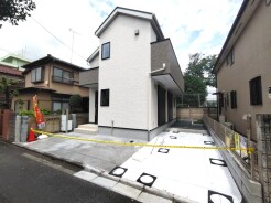 セカンドカーや来客時にも便利なカースペース2台分ございます。