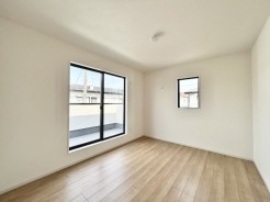 どんな家具にでも相性が良い清潔感ある白色調のクロスを採用。主張しすぎない配色、耐久性にも優れた床材は日々のメンテナンスも楽に、快適に過ごして頂けるよう考えられています。