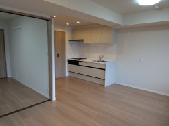 洋室5.5帖の間仕切りを開けると空間が広々。