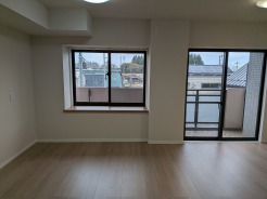 腰窓のカウンターにはお花を飾ったりと色々楽しめますね。