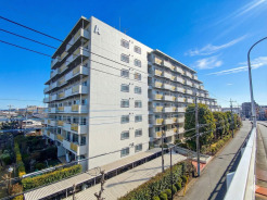 西武池袋線の始発駅である小手指駅から徒歩5分!
周囲に商業施設多数で便利な立地が魅力的。