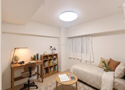 【洋室/約5帖】
衣類の整理整頓に嬉しいクローゼット付きのお部屋。お子様のお部屋としても便利です。
※家具はCG合成によるものです。