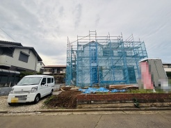 セカンドカーや来客時にも便利なカースペース2台分ございます。
