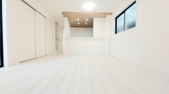 家族が一番集まる場所だから広々としつつも素敵な空間であって欲しい。皆がくつろぐリビングからキッチンまでが一つに繋がる空間。