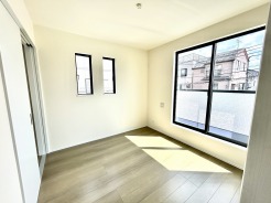 今からここを誰のお部屋にしようか、そんな洋室。大きさは5.25帖です。