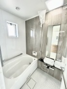 その日の疲れをゆっくりと落としてくれる場所、お子様との大事なひと時を楽しくしてくれる場所。曲線美も感じられるくつろぎのバスタブは、半身浴も楽しめる居心地の良さ。