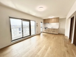 家族や友人、両親、親戚とこれから沢山の時間を紡ぐのだろう。そこを彩るのは窓から見える青い空、心地よい緑。そんなイメージが膨らむリビングスペース。