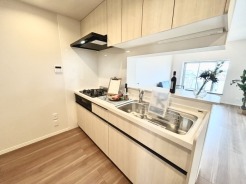 家族が一番集まる場所だから広々としつつも素敵な空間であって欲しい。皆がくつろぐリビングからキッチンまでが一つに繋がる空間。