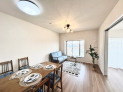 夕食の時間。家族、友人、両親、親戚との会話がより料理を美味しくしてくれる。あっという間に時間が過ぎてしまう居心地の良さは、普段はほっとする空間としてここにあります。