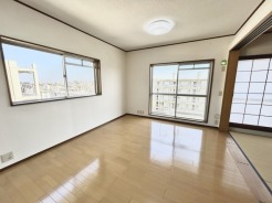 家族や友人、両親、親戚とこれから沢山の時間を紡ぐのだろう。そこを彩るのは窓から見える青い空、心地よい緑。そんなイメージが膨らむリビングスペース。