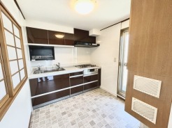 壁付のキッチンは上部に収納が作りやすいのがメリット。空間を有効活用したすっきりとしたデザイン。