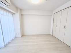 どんな家具にでも相性が良い清潔感ある白色調のクロスを採用。主張しすぎない配色、耐久性にも優れた床材は日々のメンテナンスも楽に、快適に過ごして頂けるよう考えられています。