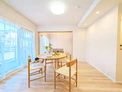 大きな開口部から明るい光が差し込むリビング。日中の室内の明るさがこの部屋の魅力です。