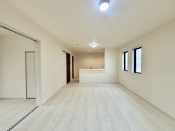 家族団欒のリビング。陽光差し込む食卓には家族の会話とスマイルが溢れます。いつまでもここで食卓を囲みたくなる、そう感じさせてくれるスペース。