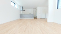 大きな開口部から明るい光が差し込むリビング。日中の室内の明るさがこの部屋の魅力です。